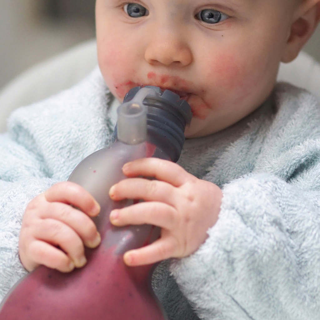 Siliconen knijpfruit zakkenom zelfgemaakte knijpfruit/groente, smoothies of soep in te doen voor jezelf of voor je kind. Ook te gebruiken als moedermelk bewaarflessen na het kolven. BPA-vrij en 100% herbruikbaar