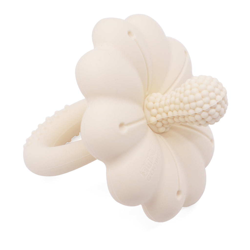 Beige siliconen bijtring voor baby’s, geschikt bij doorkomende tandjes.