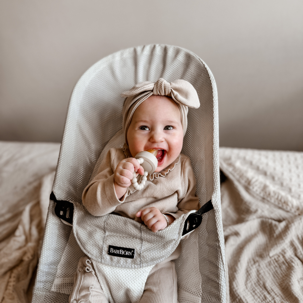 Siliconen speenhouders voor baby's, hier kun je een fruit of groente hapje in doen en is ook een geweldig hulpmiddel tegen doorkomende tandjes. Siliconen speenhouder van Mini Goodies