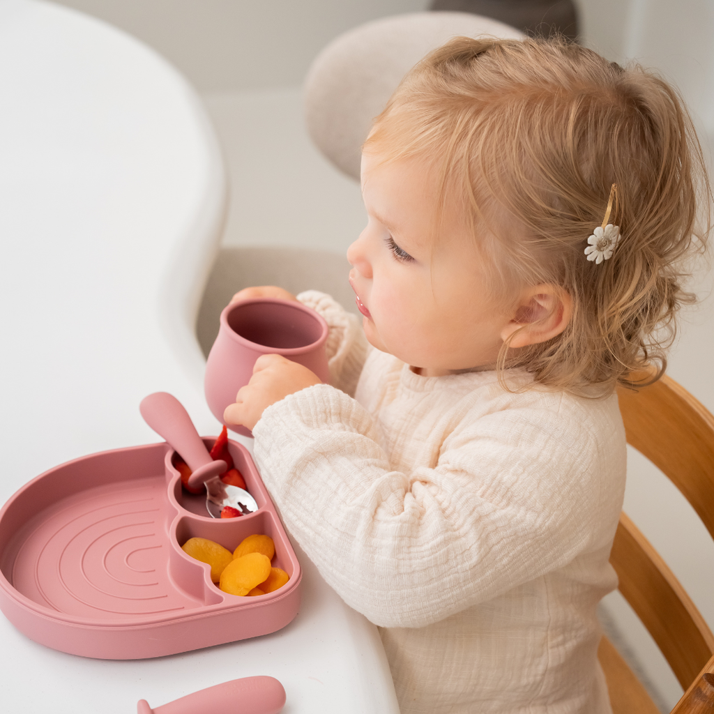 Baby drinkt zelfstandig uit siliconen drinkbeker met rietje – ideaal voor leren drinken zonder knoeien | Mini Goodies