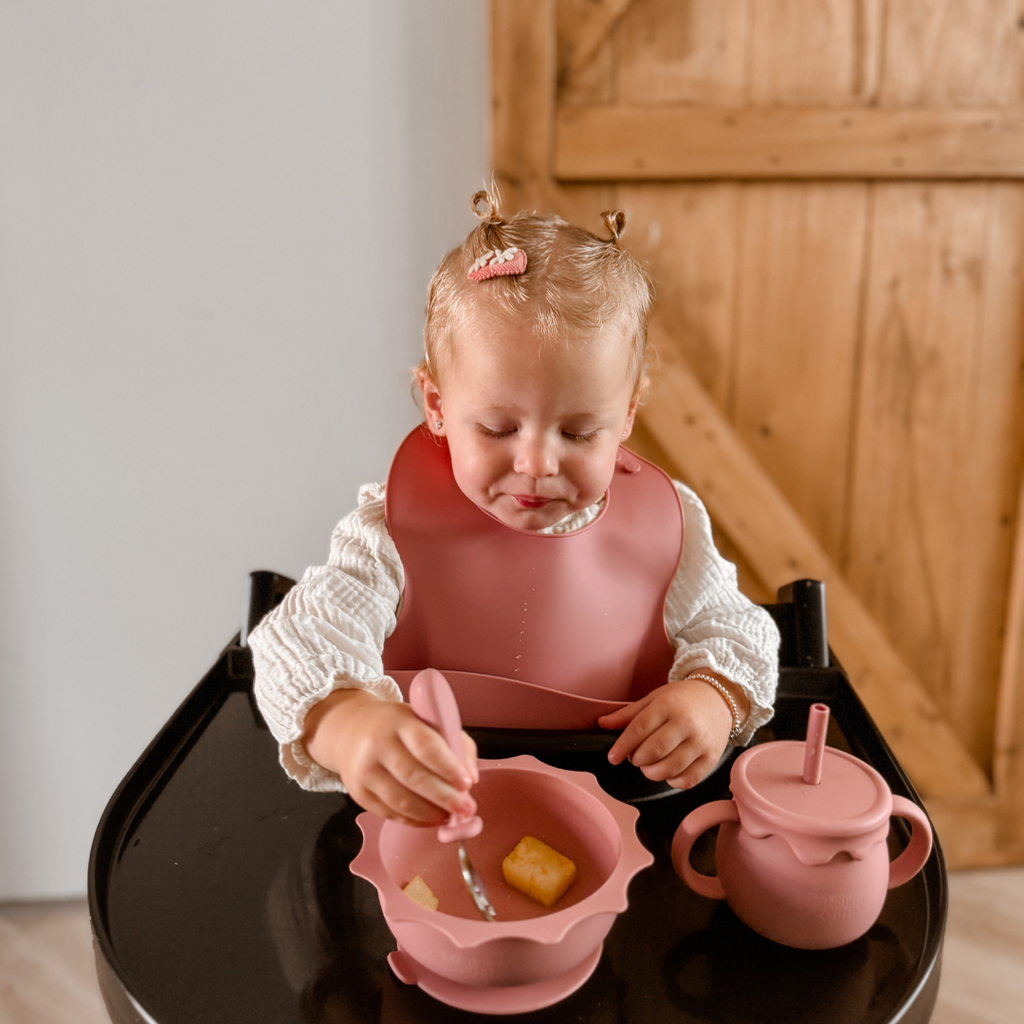 Kinderkom met zuignap en deksel in gebruik tijdens eerste hapjes | Mini Goodies