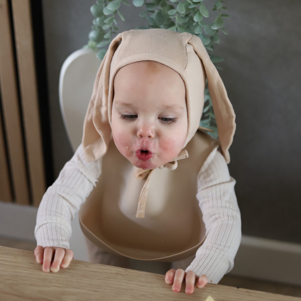 Open opvangbak van siliconen slab gevuld met kruimels – laat opvangfunctie duidelijk zien | Mini Goodies