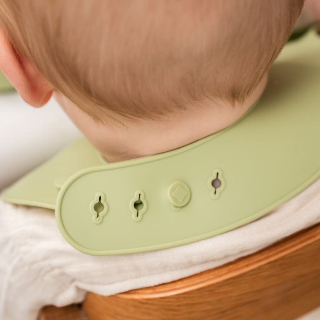 Detailfoto verstelbare sluiting siliconen slab – comfortabel en veilig voor baby’s | Mini Goodies