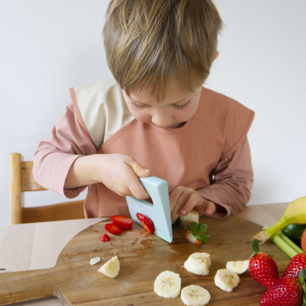 Leren snijden met het Montessori kindermes – veilig, educatief en stimuleert zelfvertrouwen
